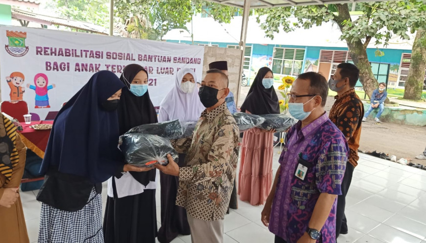 Dinas Sosial Kabupaten Tangerang Berikan Bantuan Kepada Anak Terlantar Luar Panti