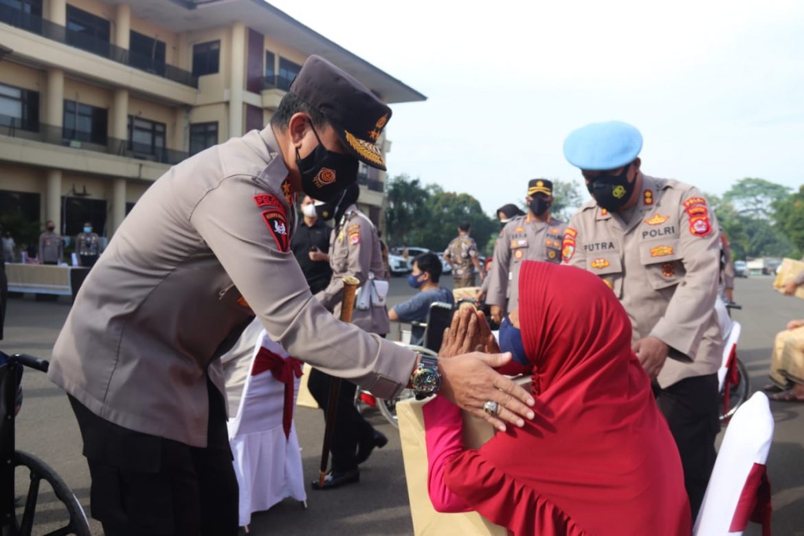 *7.000 Paket Sembako dan 15. 000 Masker, Telah di Salurkan Polda Banten Pada Bakti Sosial Serentak*