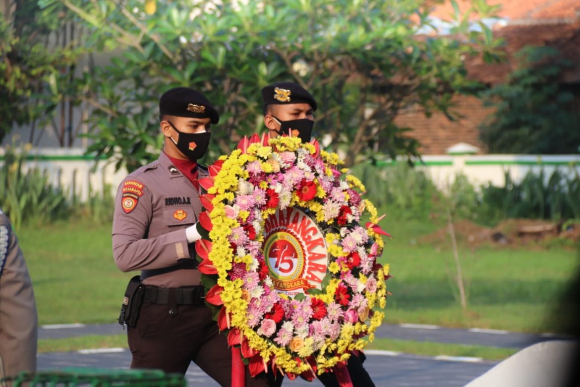 *Hari Bhayangkara ke-75, Polda Banten Laksanakan ziarah dan Tabur Bunga*