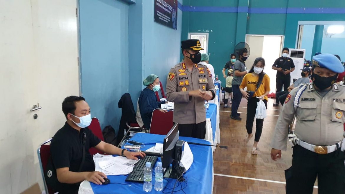*Polresta Tangerang Gelar Vaksinasi Massal di Sport Club Citra Raya*