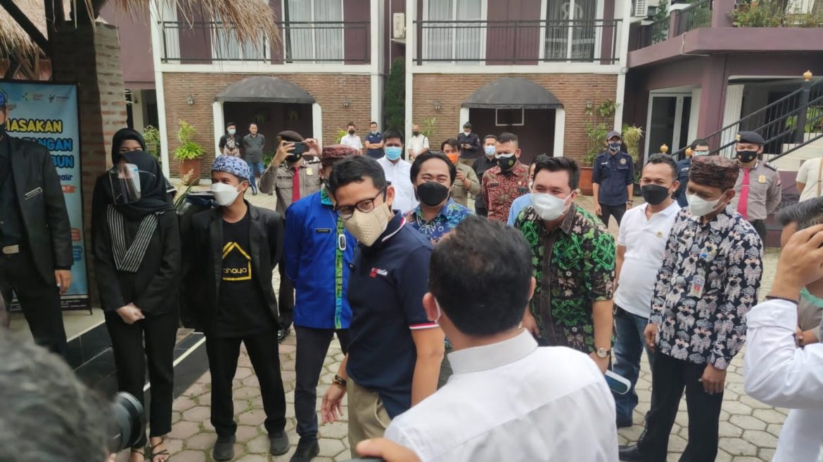 Personel Ditpamobvit Polda Banten Lakukan PAM VIP Atas Kunjungan Menparekraf RI ke Pandeglang dan Lebak