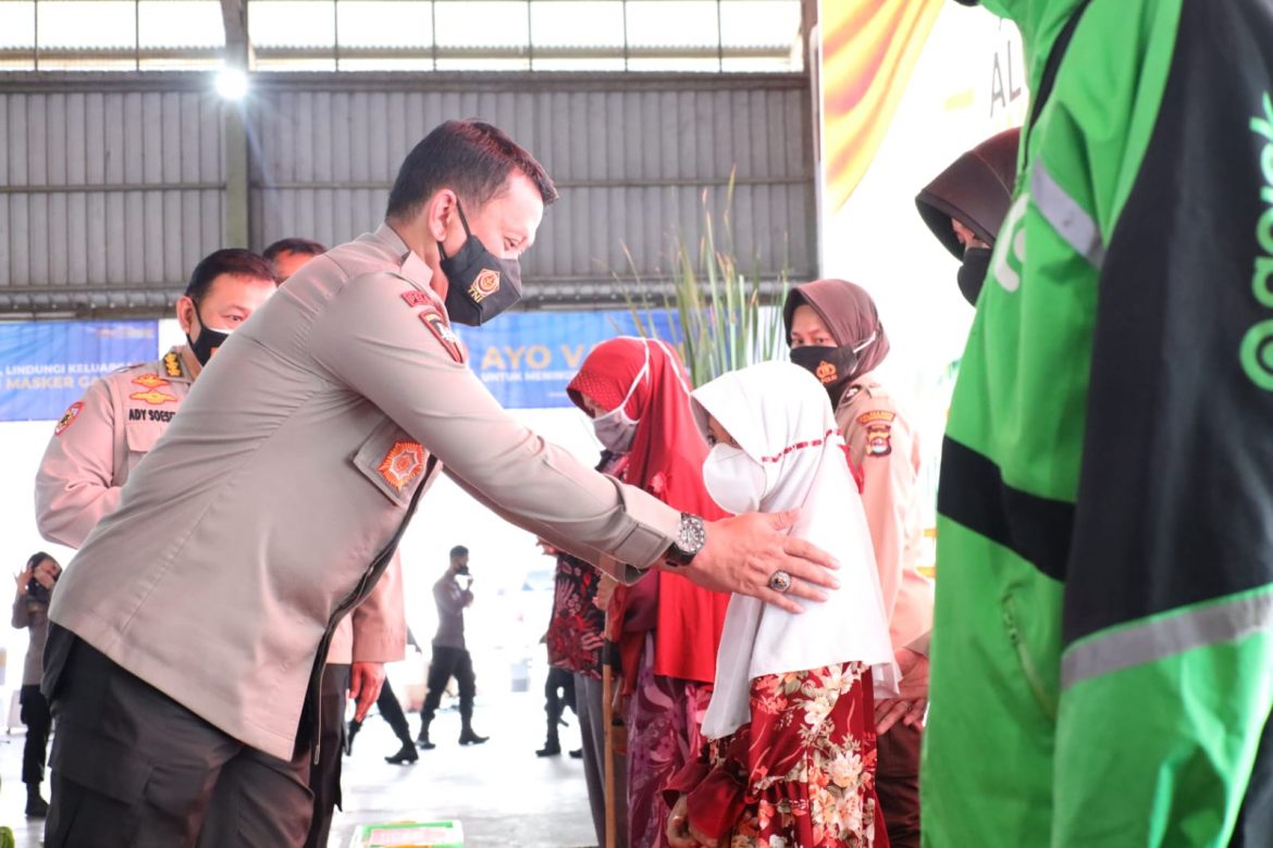 Alumni Akpol 1997 Wira Pratama Gelar Vaksinasi dan Serahkan Bantuan Sosial di Kabupaten Tangerang