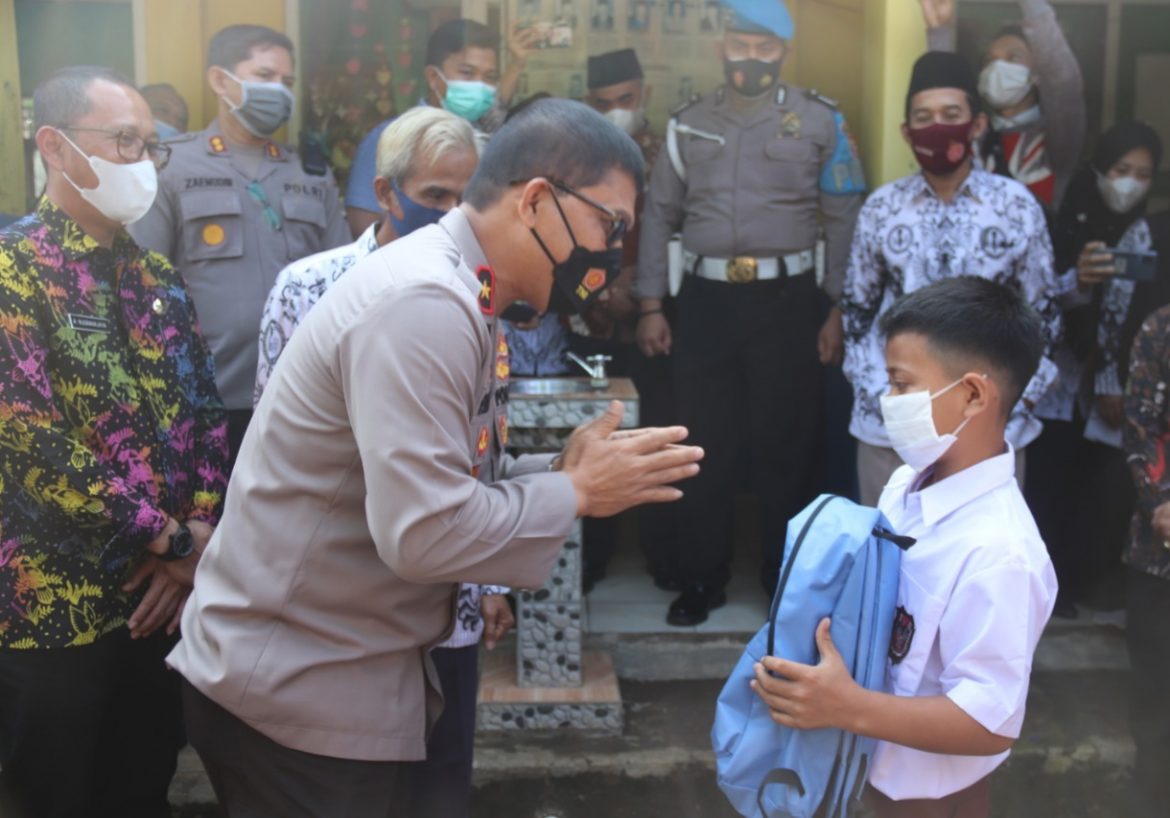 Peduli PTM, Polda Banten Kunjungi SDN Majalaya Tunjung Teja Berbagi Alat Perlengkapan Sekolah