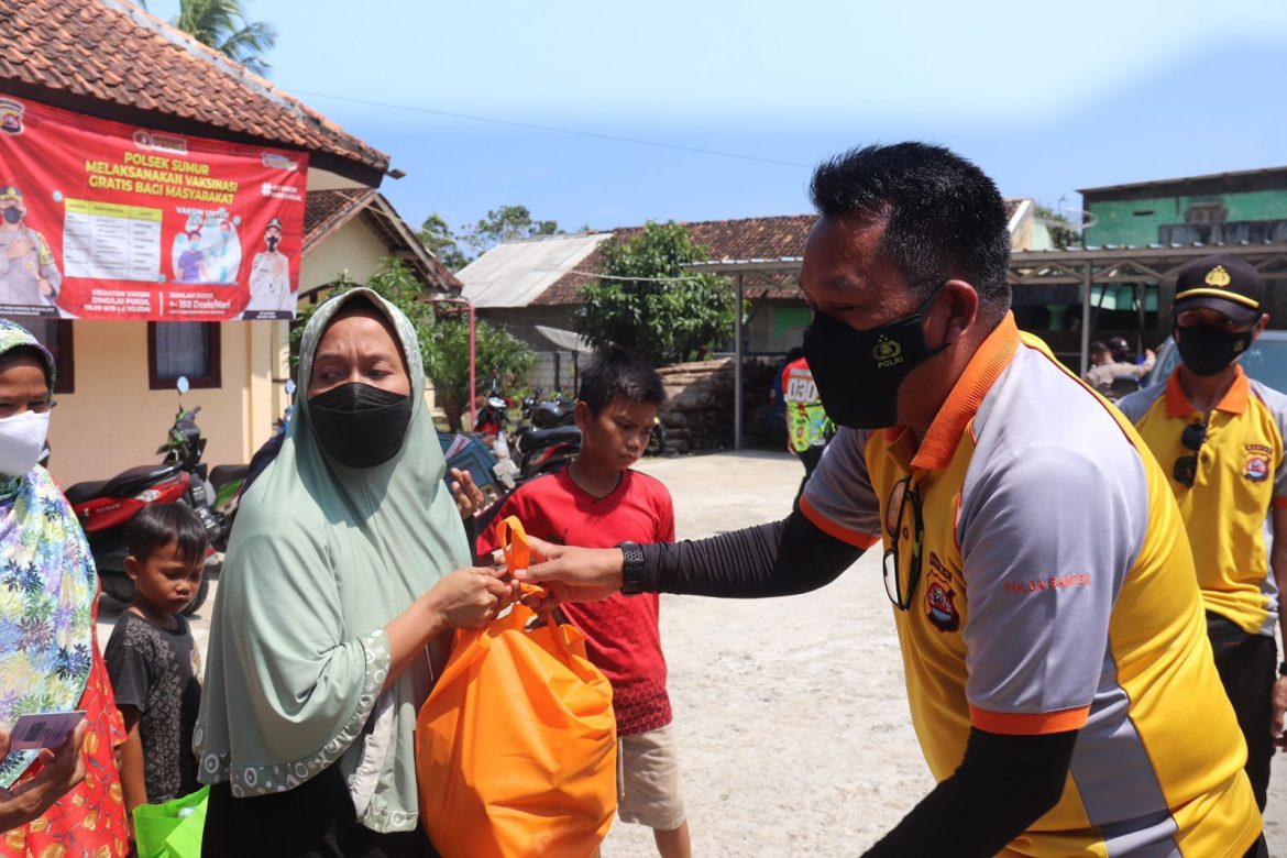 Peduli Masyarakat Terdampak Covid-19, Polda Banten Salurkan Bantuan Ke Pelosok Pandeglang