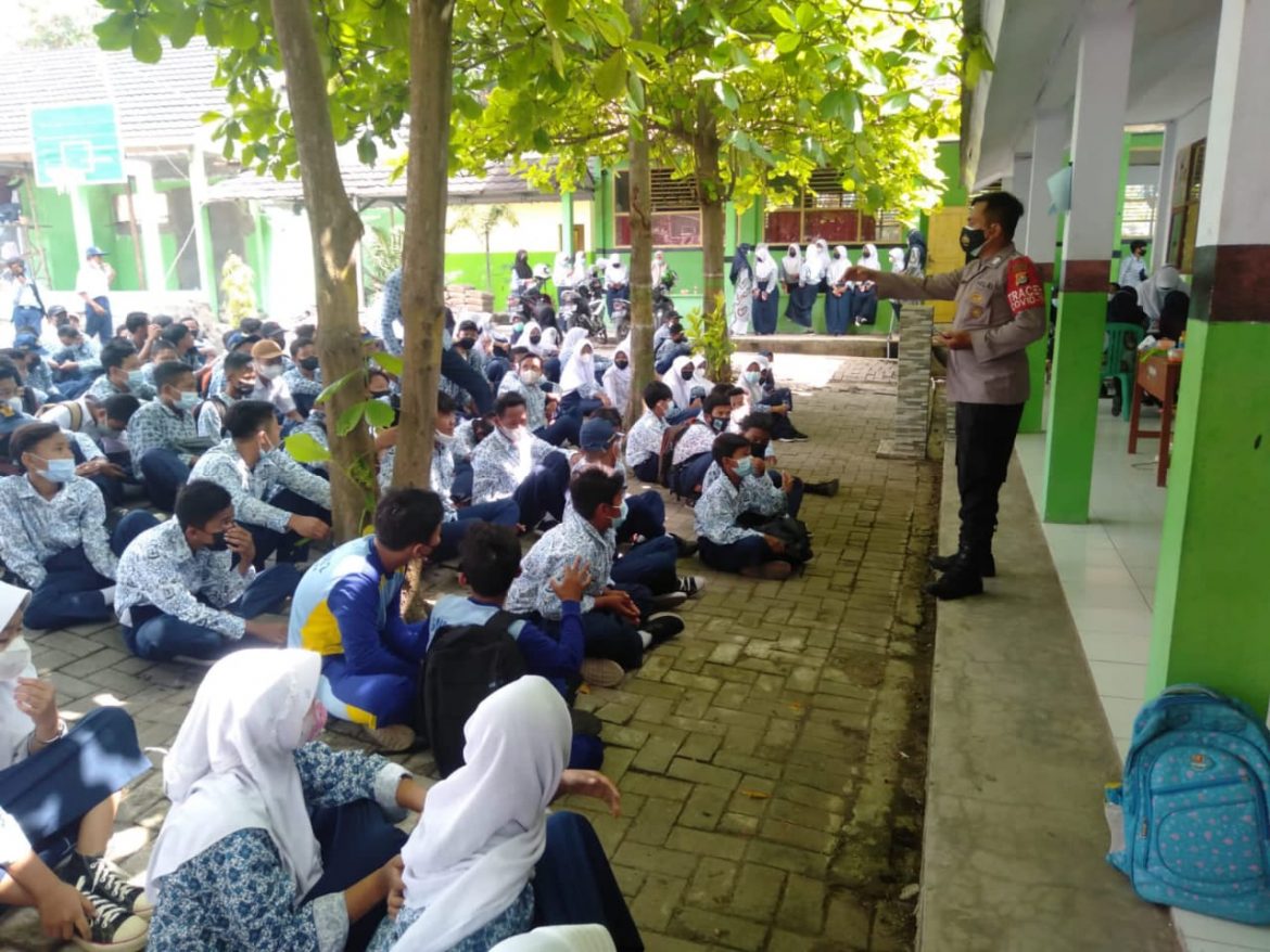 Pastikan disiplin protokol kesehatan berjalan, Polsek Bojonegara Polres Cilegon Polda Banten, kawal kegiatan vaksin ke II Siswa-Siswi dan Ibu Hamil di SMP N1 Bojonegara