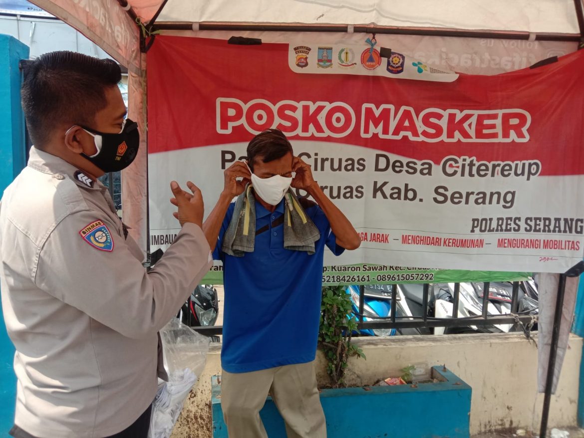 Polsek Ciruas Sosialisasikan dan Bagikan Masker Gratis di POSKO MASKER