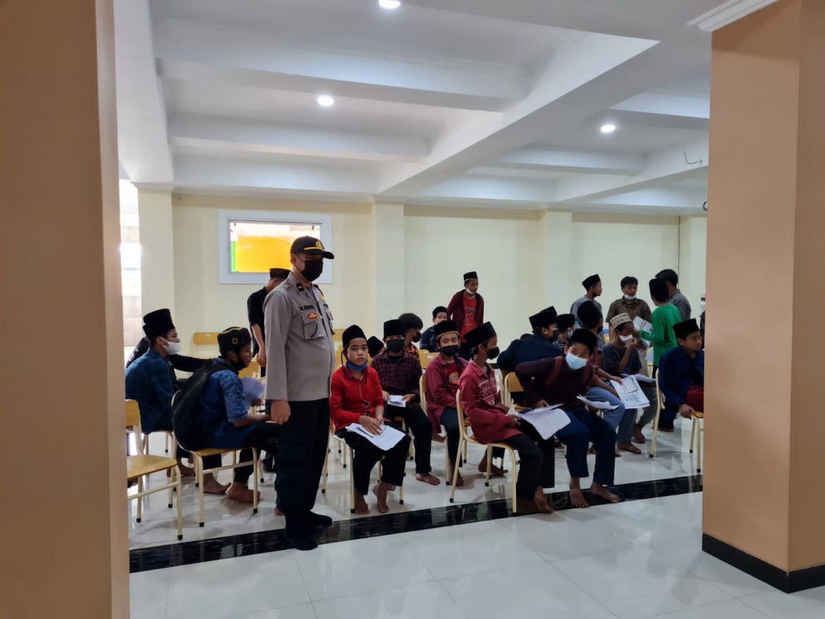 Polsek Pasarkemis Polresta Tangerang Amankan Jalannya Vaksinasi Dosis  ke 1 di Sekolahan Cordova
