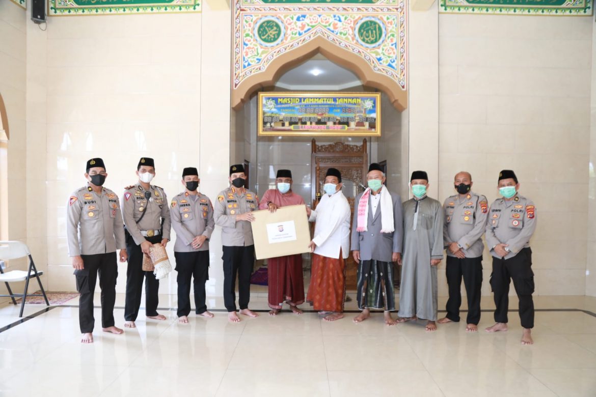 Peduli Tempat Ibadah, Polresta Tangerang Beri Bantuan ke Masjid Lamatul Jannan Cikupa