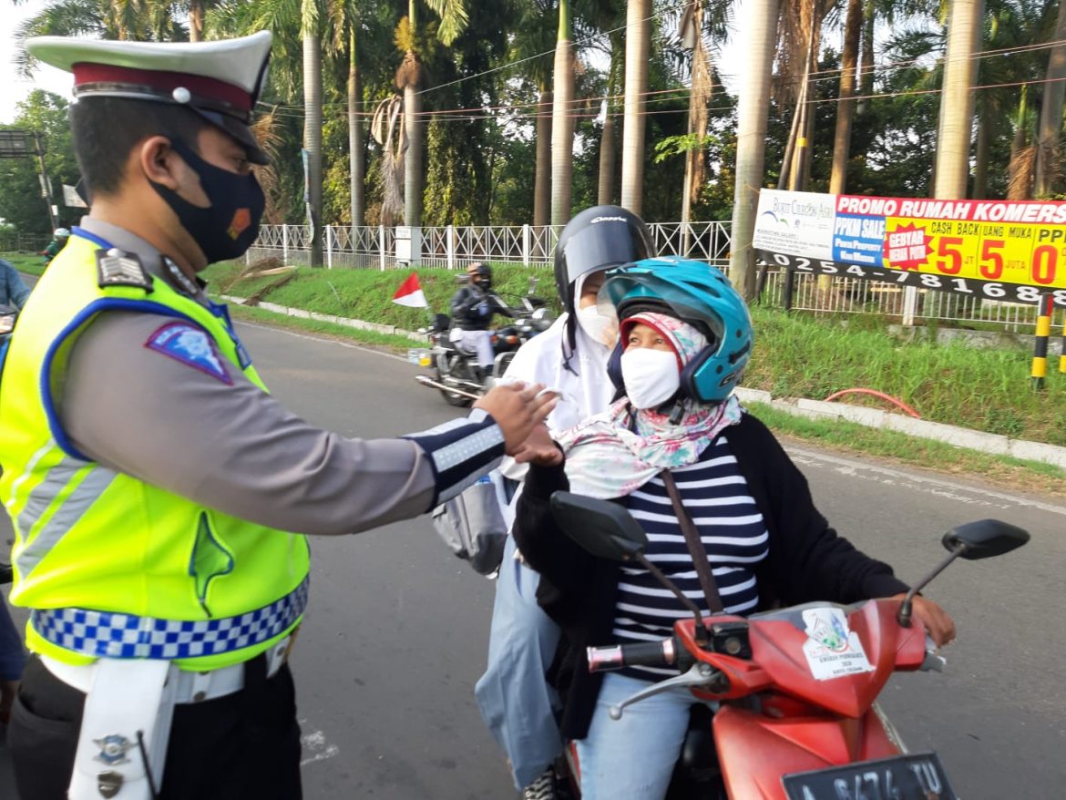 Pengaturan lalu lintas Sambil Bagi Masker Itu Yang dilakukan Satlantas Polres Cilegon