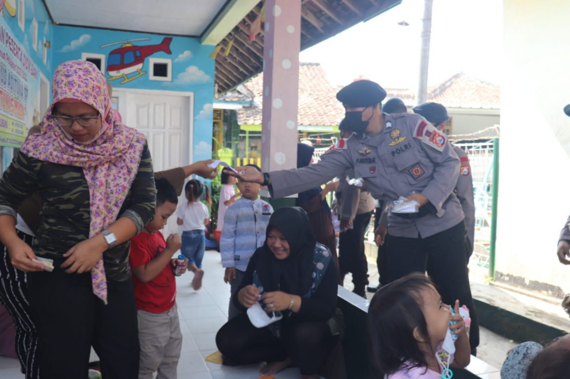 Satbrimob Polda Banten Bagikan Masker dan Berikan Edukasi Kepada Masyarakat