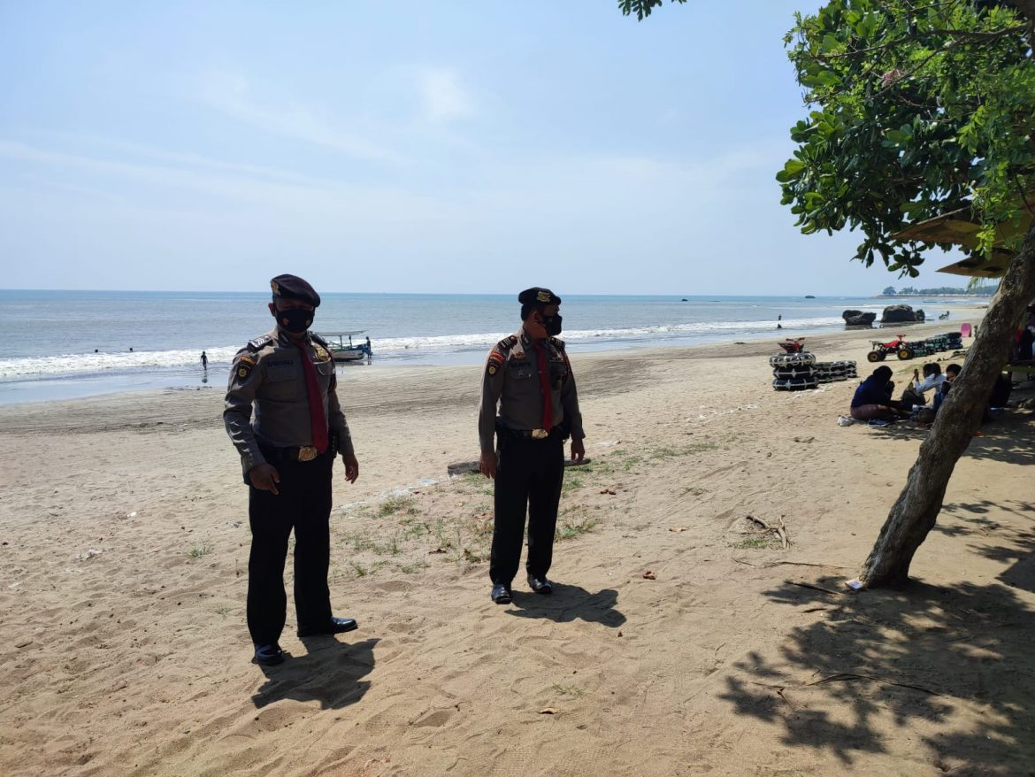Patroli Ke Pantai Anyer dan Carita, Ditpamobvit Polda Banten Berikan Imbauan Prokes Ke Masyarakat