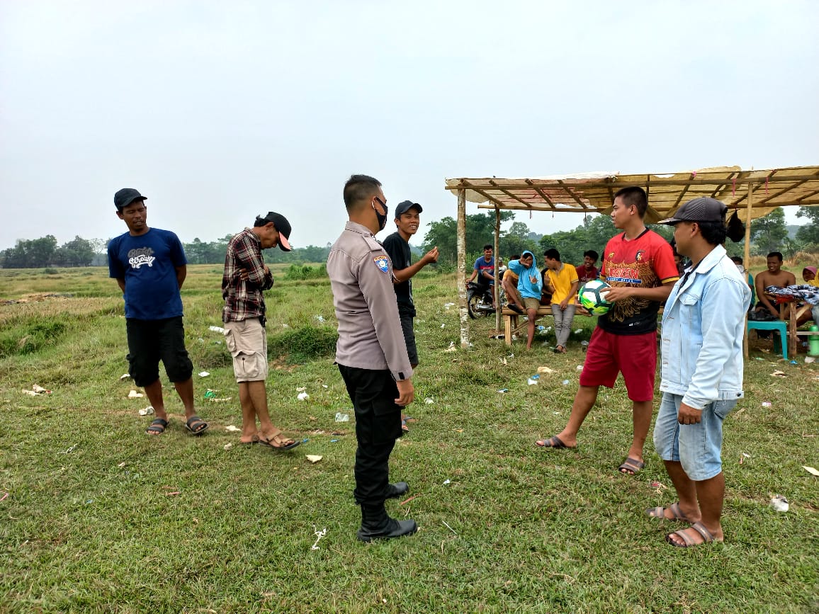 Polsek Pamarayan Polres Serang Bubarkan Kegiatan Turnamen Sepak Bola Di Desa Pudar Kecamatan Pamarayan
