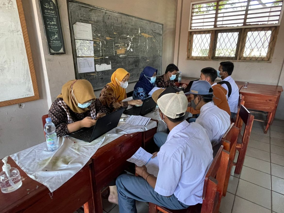 Kapolsek Rajeg Polresta Tangerang Tinjau Pelaksanaan Vaksinasi SMK Yaspih Desa Tanjakan