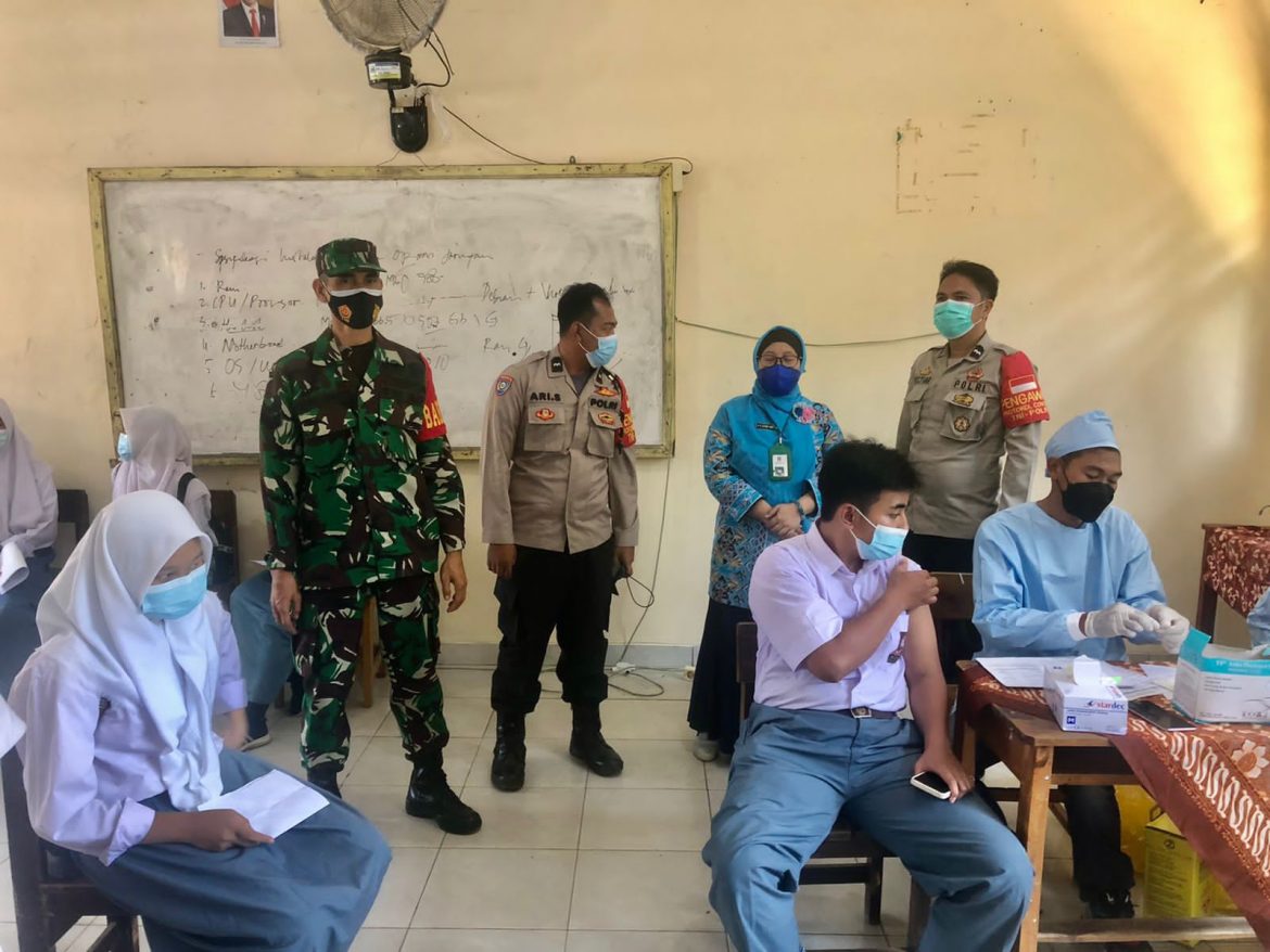 Kapolsek Tigaraksa Dampingi Tim Medis Provinsi Banten Untuk Melaksanakan Vaksinasi Pelajar Di SMKN 8 Kab. Tangerang
