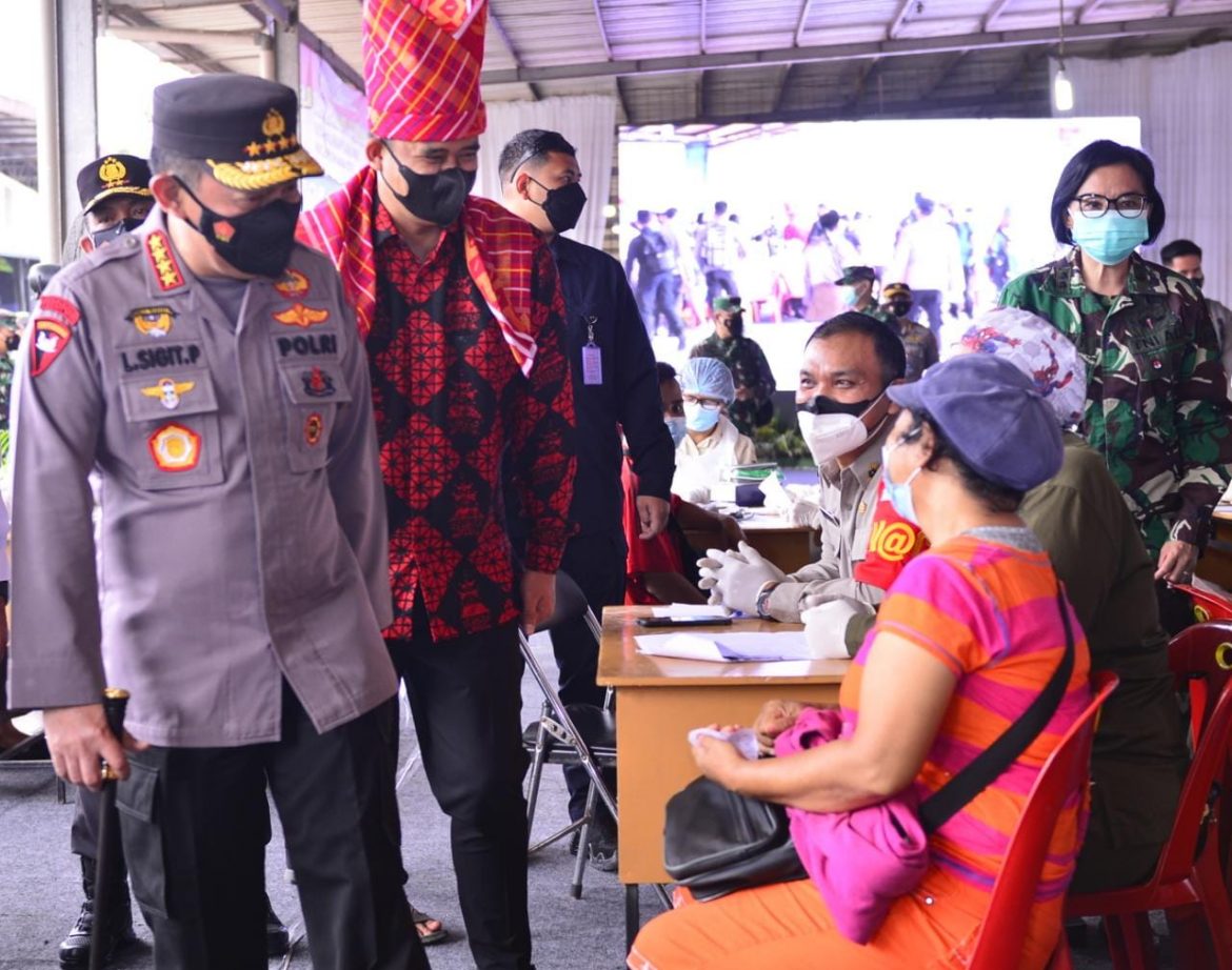Tinjau Vaksinasi Serentak 31 Titik di Sumut, Kapolri Pastikan Target Presiden Jokowi Tercapai