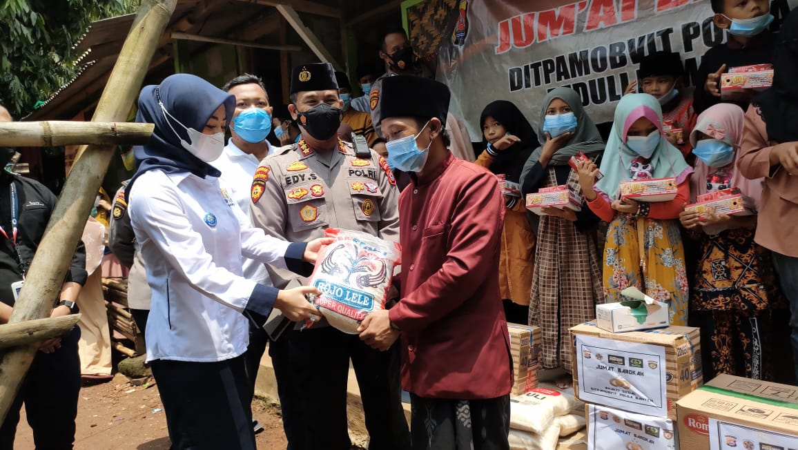 Kadin Bersama Polda Banten, Peduli Pandemi Salurkan Sambako ke Ponpes