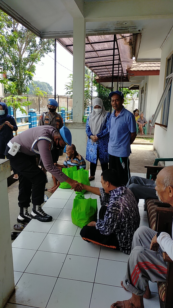 Bidpropam Polda Banten Bagikan Sembako di Wilayah Kota Serang