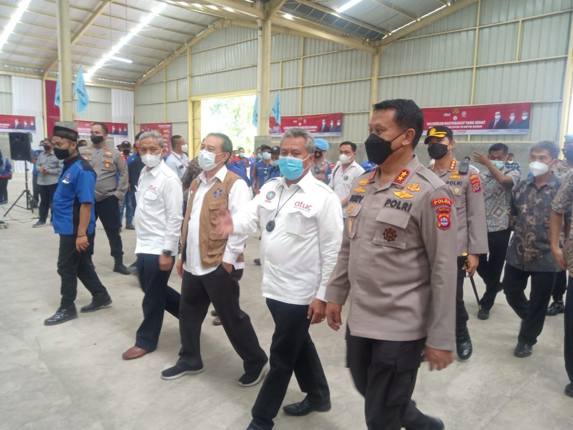 Kapolda Banten Tinjau Pelaksanaan Vaksinasi Presisi dan Berikan Bansos di PT. Agarindo