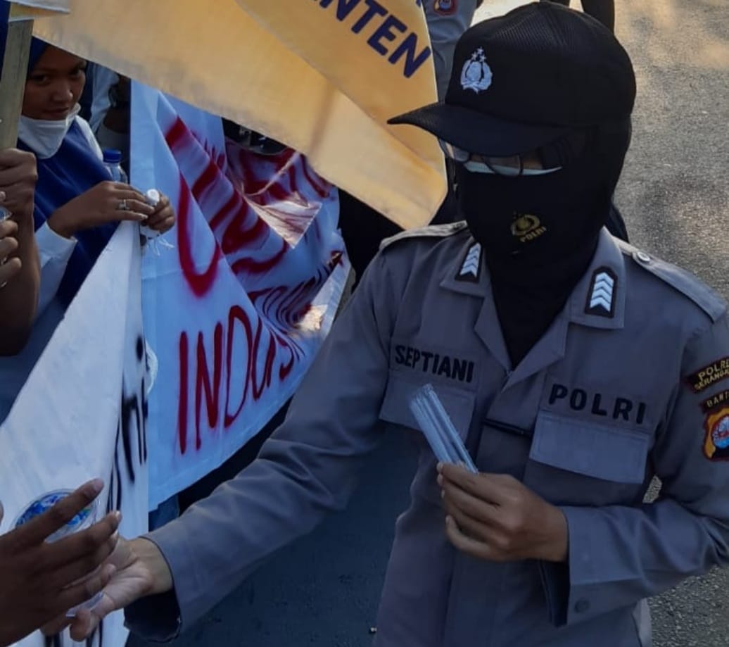 Ditengah Unras Mahasisawa, Polres Serang Kota Polda Banten Bagikan Masker dan Air Mineral