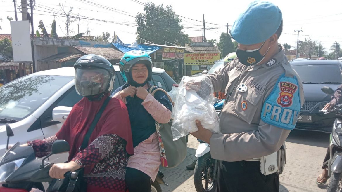 Dorong Masyarakat Taat Prokes, Polsek Cipocok Jaya Polres Serang Kota Bagikan Masker Gratis