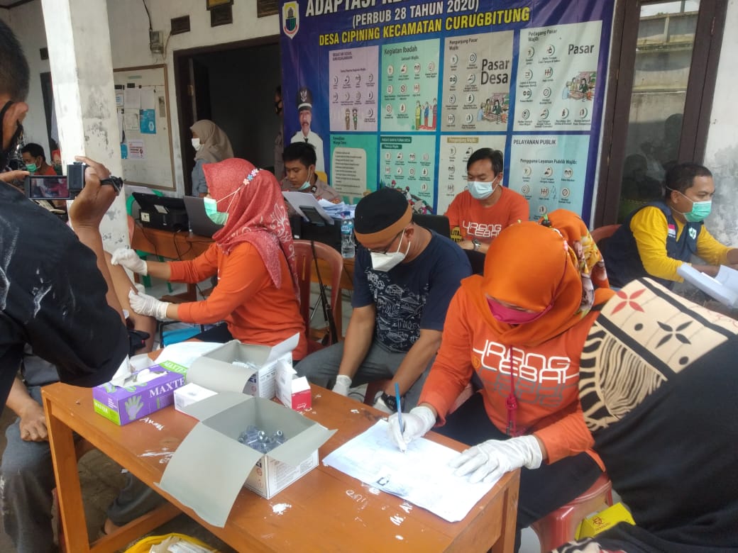Perkuat Herd Imunity Pada Masyarakat, Polsek Curugbitung Gelar Vaksinasi Covid 19 di Kantor Desa Cipining Kecamatan Curugbitung