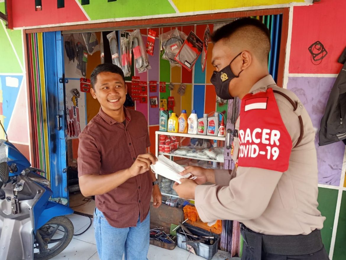 Bagi Masker gratis ,Polsek Cipocok Jaya Polres Serang Kota turut Cegah Penyebaran Covid 19