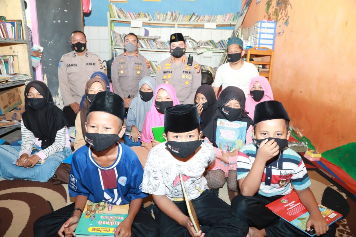 Haru Anak – Anak di Rumah Bacaan Masyarakat Kronjo Sambut Bantuan Sosial Yang Disalurkan Polresta Tangerang