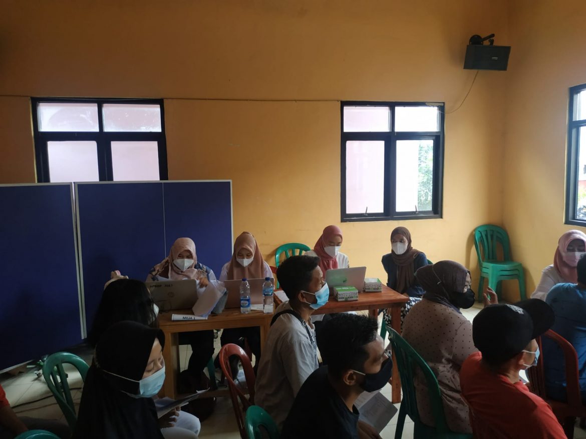 Polsek Cikupa Polresta Tangerang gandeng organisasi pemuda dalam pelaksanaan Vaksin di Kantor Desa Talagasari