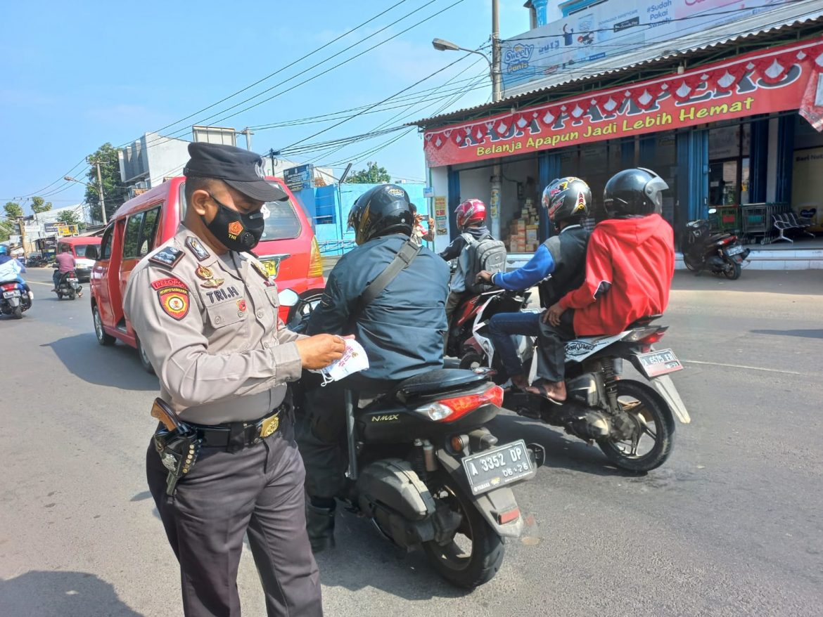 Ops Yustisi Di Depan Mako Polsek Kragilan dengan membagikan masker Gratis ke pada pengendara kendaraan yang Lewat