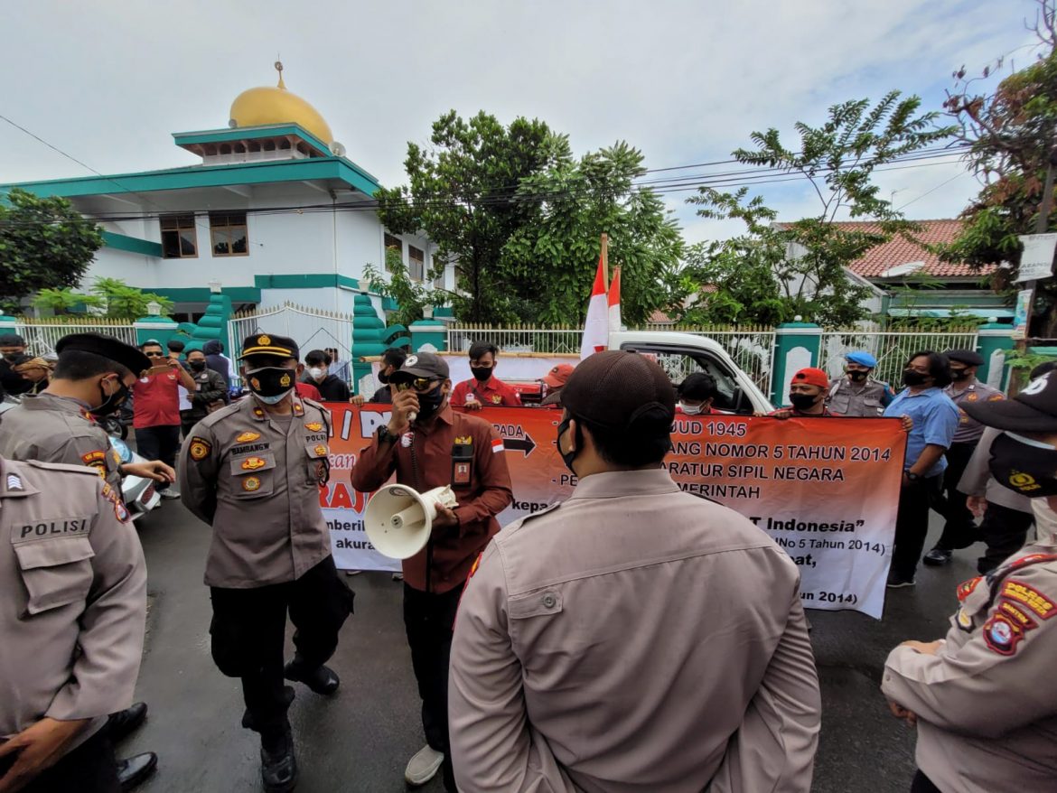 Petugas Gabungan Polres Serang Kota dan Polsek Serang Lakukan Pengamanan  Di Kantor Dinas Pendidikan Dan Kebudayaan Kabupaten Serang
