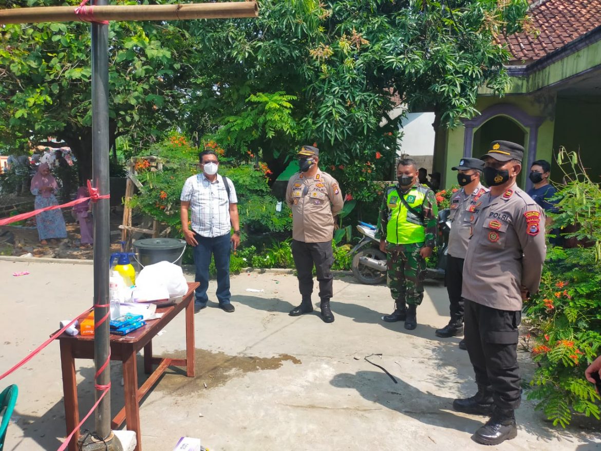 Pamatwil Polda Banten Tinjau Pelaksanaan Pilkades di Kecamatan Cikeusik Kabupaten Pandeglang