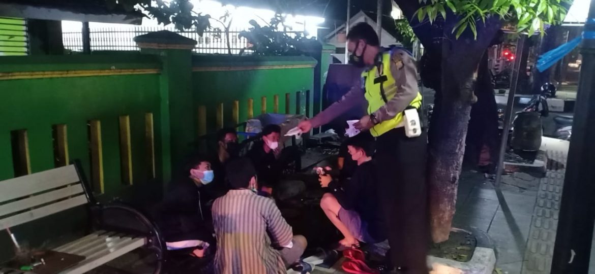 Petugas Patroli Polsek Serang Polres Serang Kota, Sampaikan Imbuan Prokes