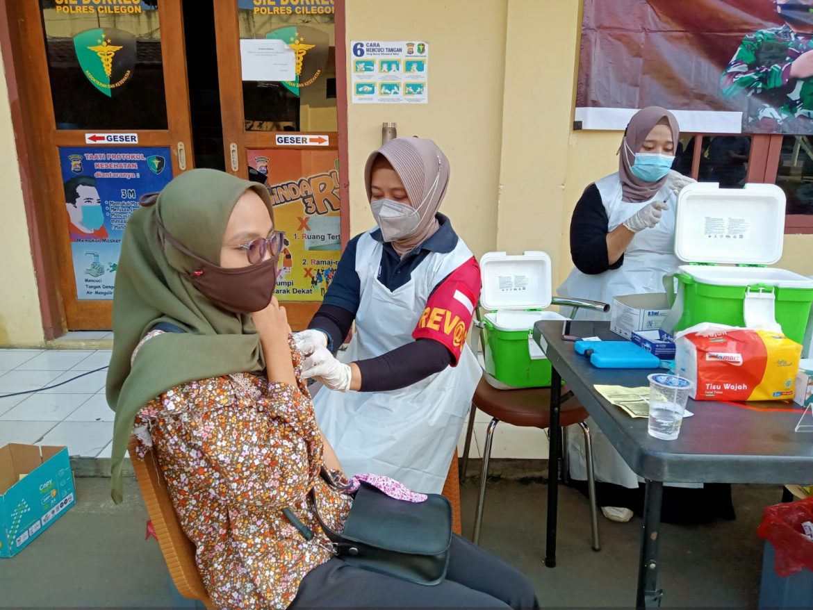 Sie Dokkes Polres Cilegon Polda Banten laksanakaan vaksinasi wujudkan Herd Immunity