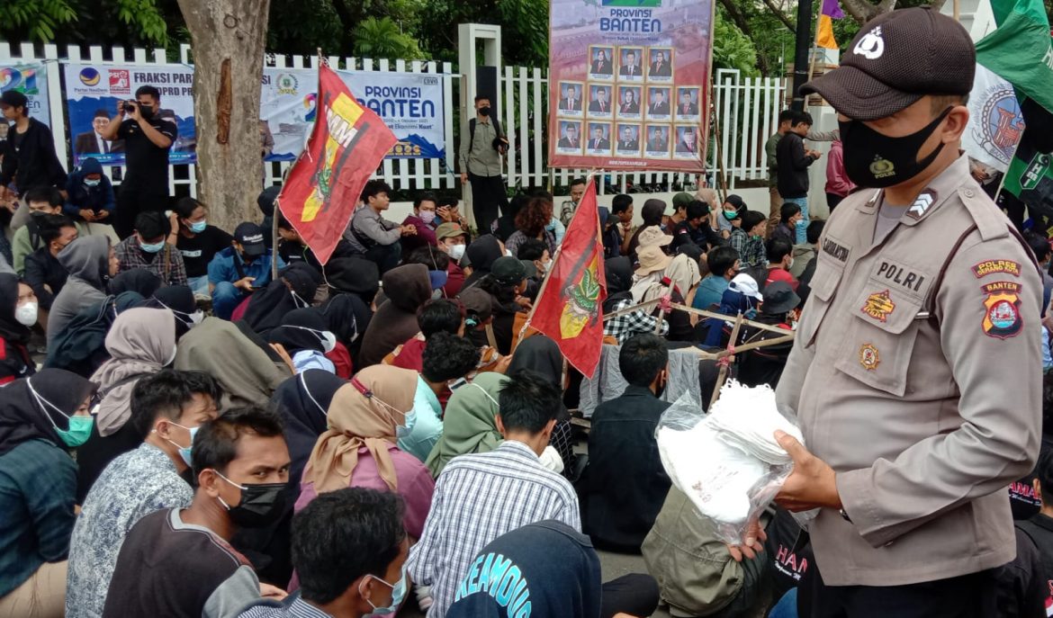 Polisi Bagi-bagi Masker ke Massa Aksi HUT Banten di KP3B