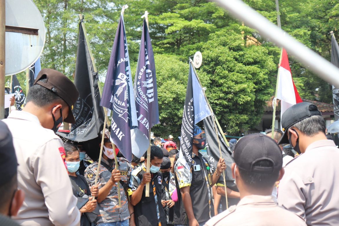 Satuan Brimob Polda Banten Lakukan Pengamanan Unras di Kantor Pemkab Serang