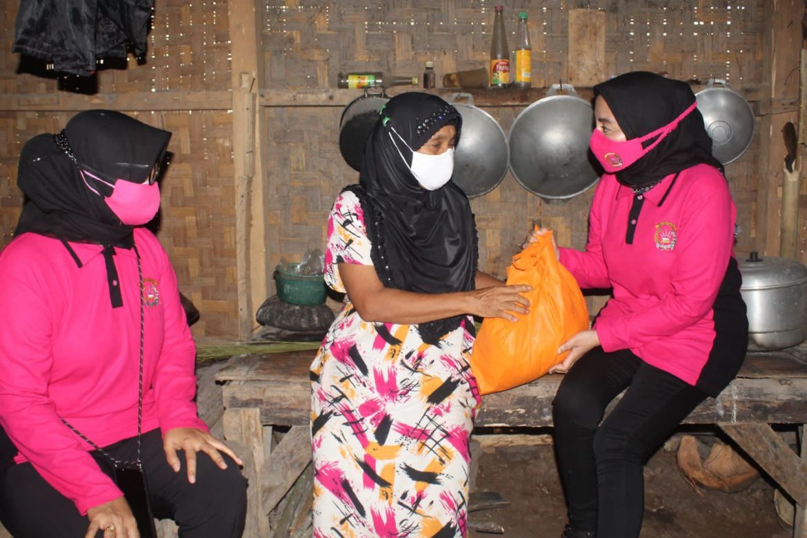 Bhayangkari Daerah Banten Kunjungi Pengrajin Sapu Lidi Desa Majau