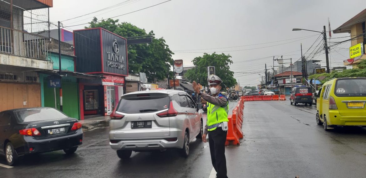 Polsek Serang Polres Serang Kota Urai Kemacetan di Jl.M.Hadanudin