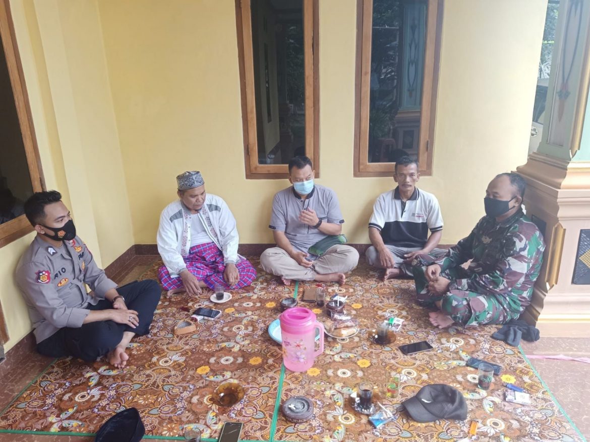 Jalin Silaturahmi, Bhabinkamtibmas Polsek Cipocok Jaya Polres Serang Kota Bersama Babinsa Temui Tokoh Agama