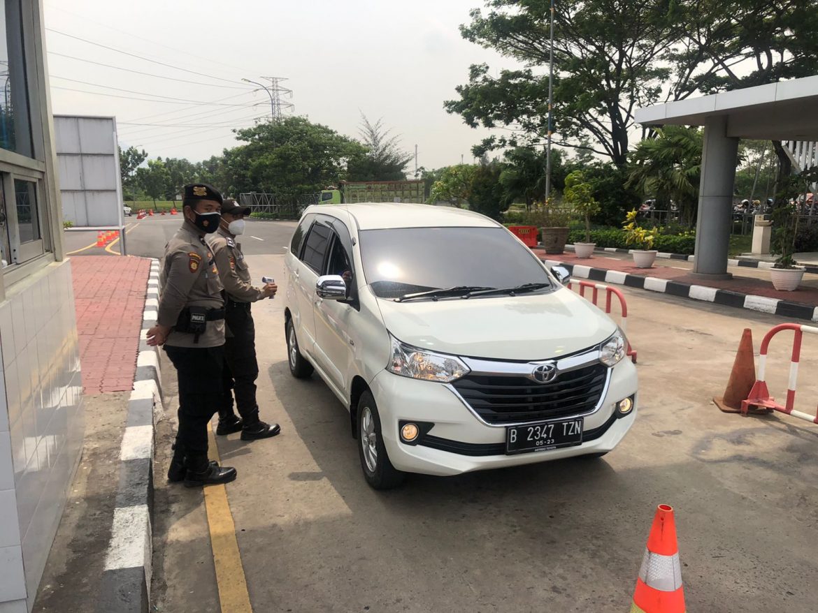 Antisipasi Gangguan, Personel Ditpamobvit Polda Banten Periksa Kendaraan Hingga Kawasan Perusahaan PT Krakatau Posco