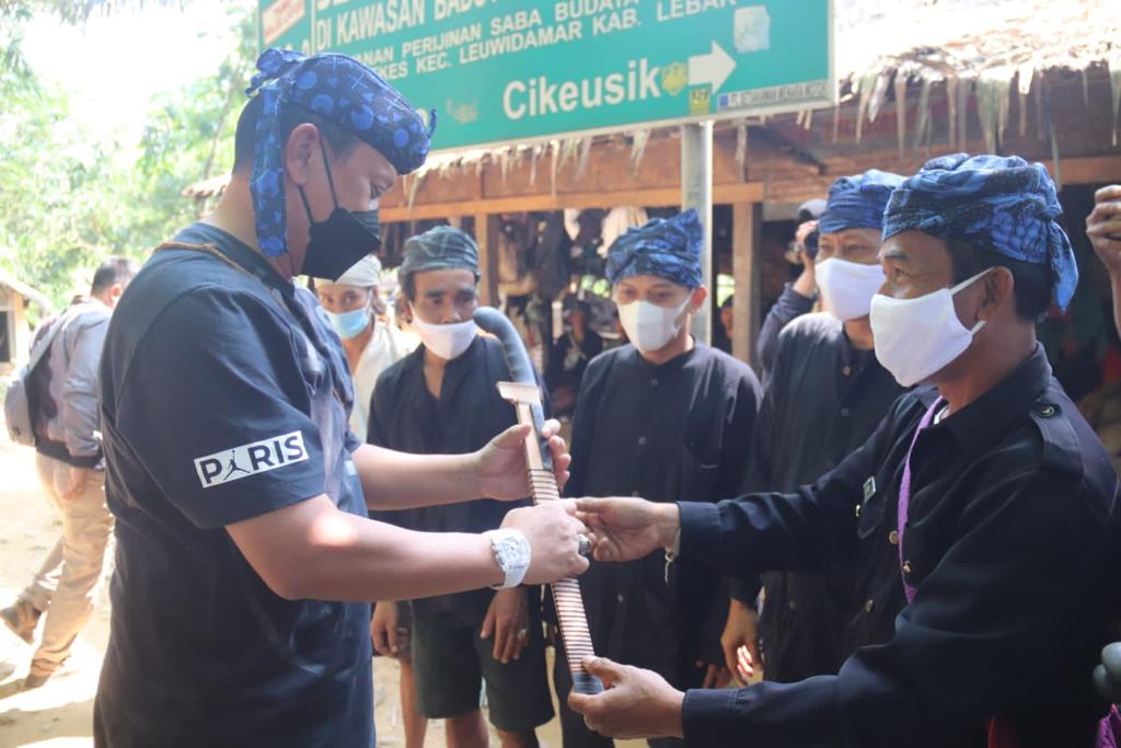Jaro Saija Berikan Ikat Kepala Udeng dan Golok Kepada Kapolda Banten