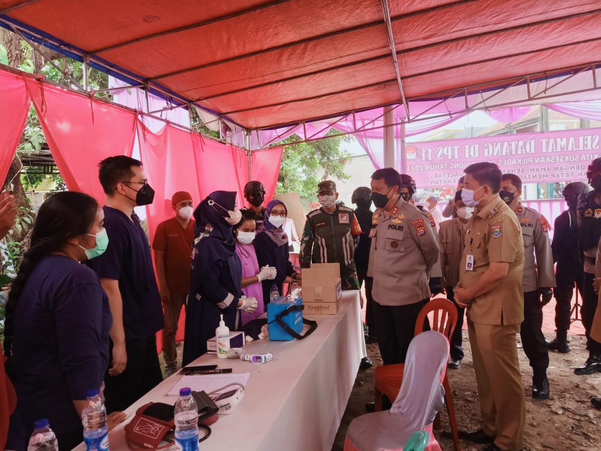 Berikan Rasa Aman, Kapolda Banten dan Wakapolda Tinjau Pengamanan Pilkades di TPS 11