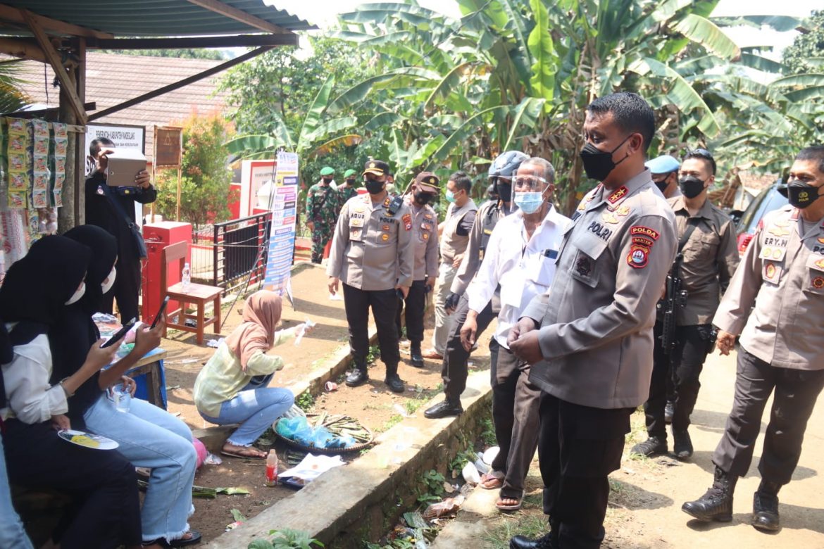 Tinjau TPS di Kecamatan Jiput, Kapolda Banten Borong Dagangan Milik Warga
