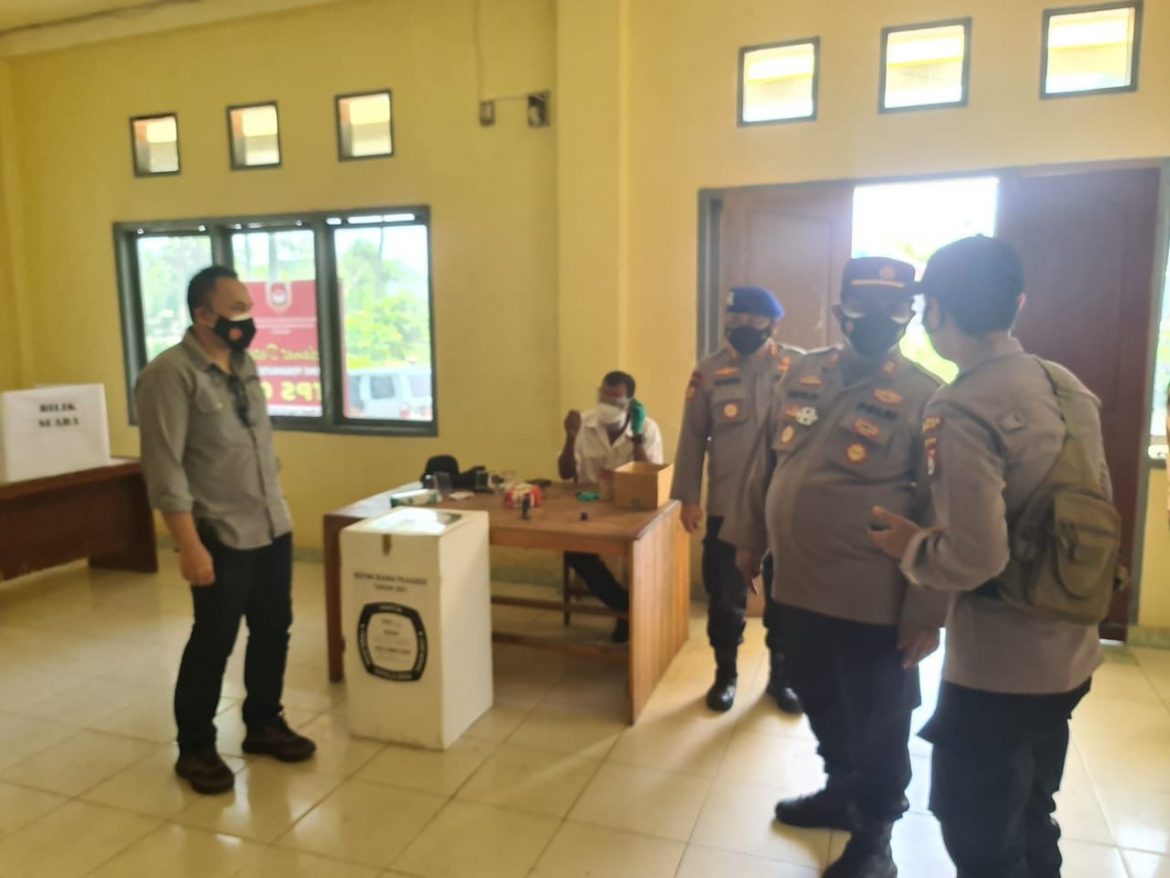 Direskrimum Polda Banten Tinjau Pelaksanaan Penghitungan Suara di TPS Kecamatan Bayah