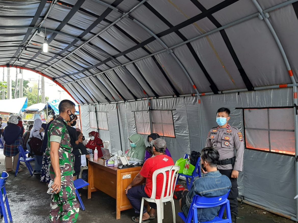 Sat Binmas Polres Lebak Polda Banten berikan Himbauan Prokes dan bagikan masker ke Peserta Vaksinasi massal