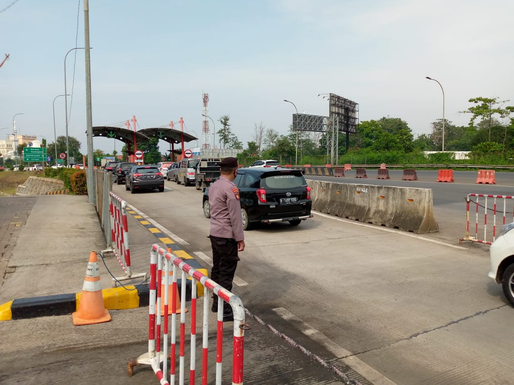 Personel Ditpamobvit Polda Banten Lakukan Patroli di Jalan Tol Tangerang-Merak