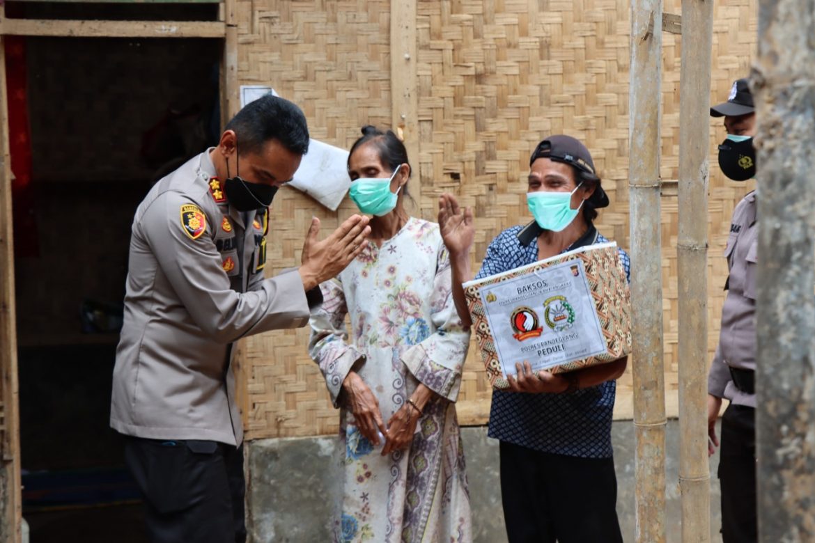 Kunjungi Korban Rumah Roboh, Kapolres Pandeglang Salurkan Bantuan Sembako