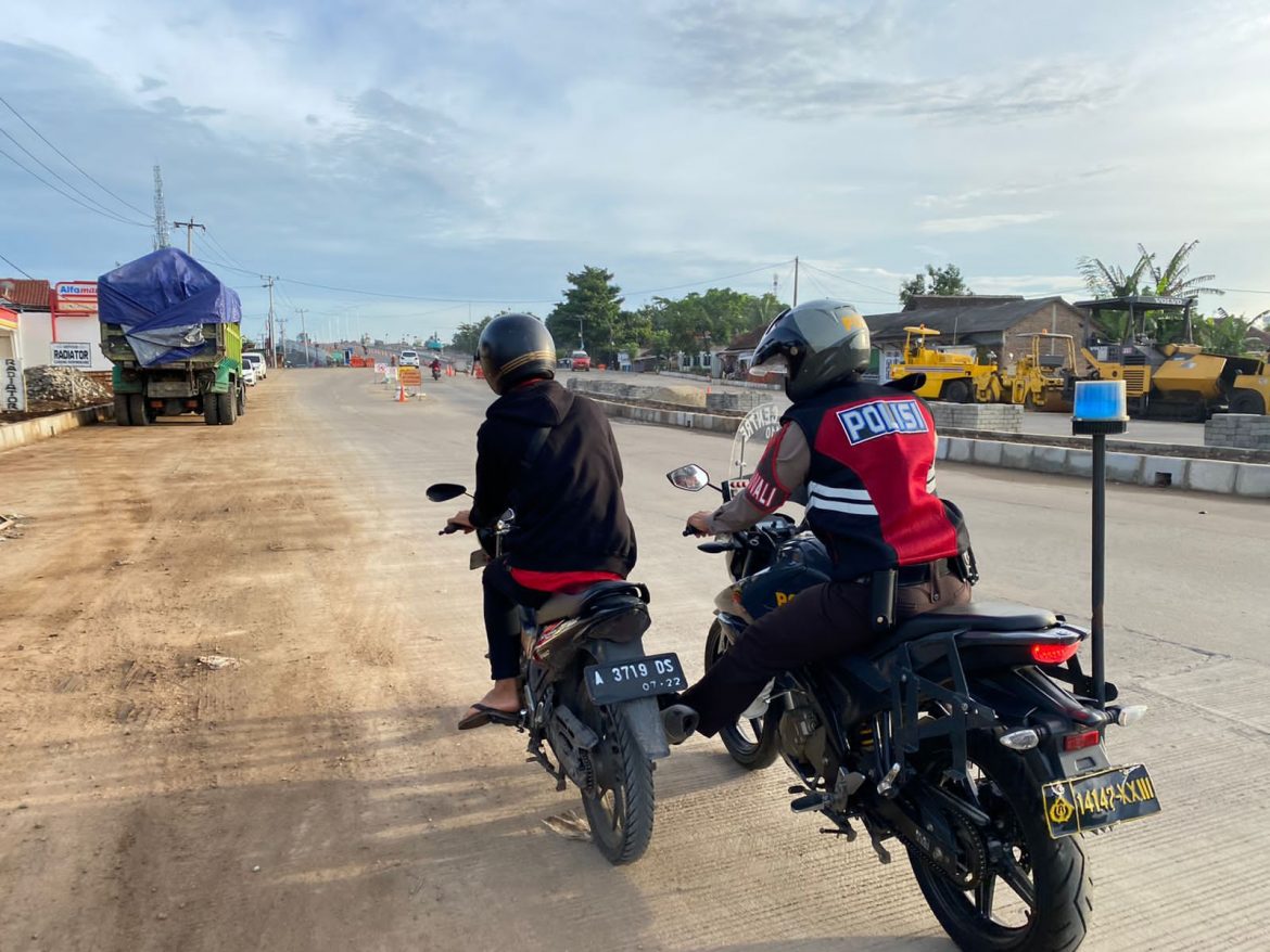 Saat Patroli, Personel Ditsamapta Polda Banten Membantu Pengendara Motor yang Mogok di Jalan