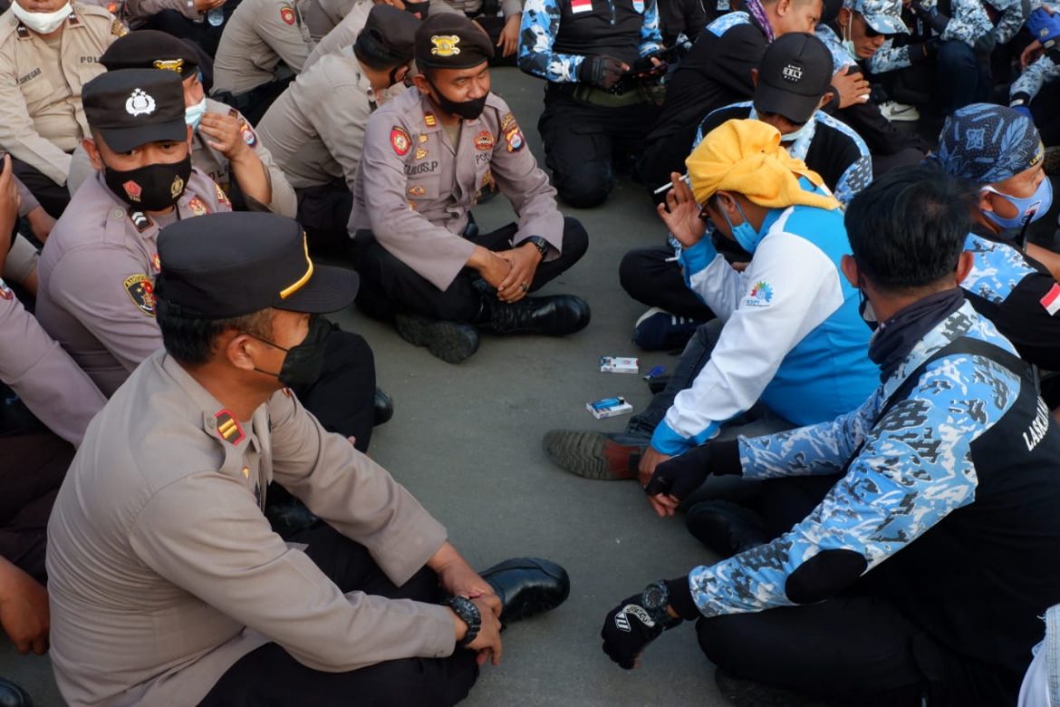 Pendekatan Humanis Polda Banten Amankan Aksi Demo Buruh di KP3B