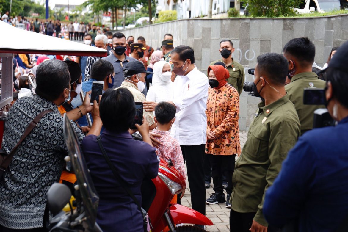 Presiden Joko Widodo Didampingi Mensos, Salurkan BLT Minyak Goreng di Pasar Muntilan