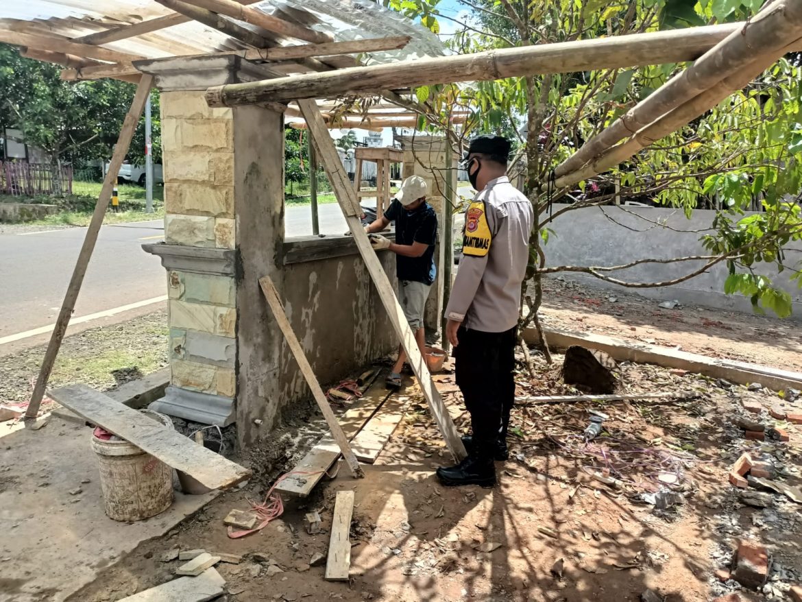 Warga Desa Binaan Bangun Rumah, Babinkamtibmas Ikut Gotong Royong